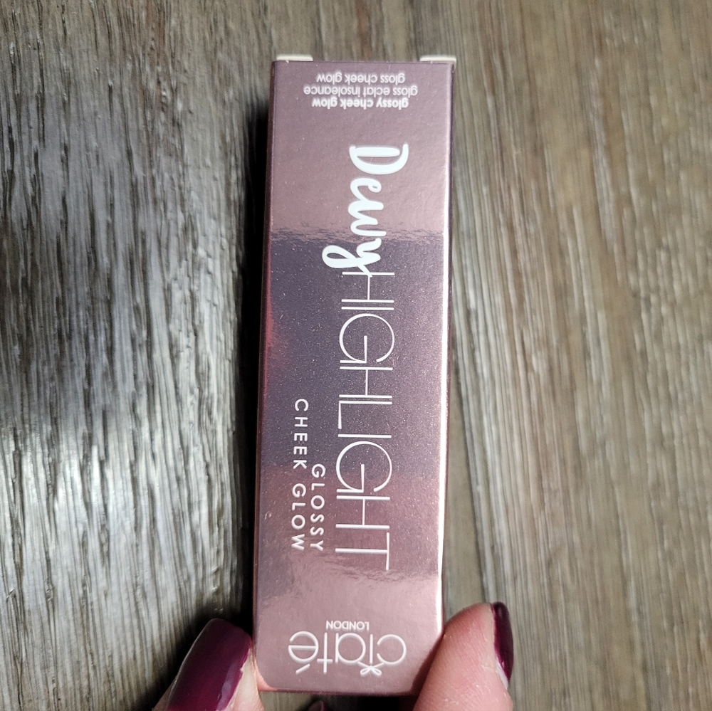 Glossy cheek glow